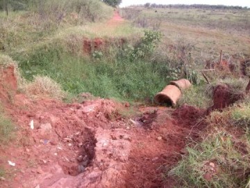 Moradores de Iacri reclamam da estrada onde tombou caminh�o de leite