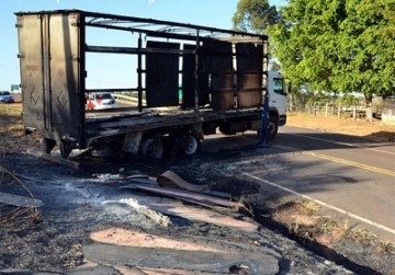 Caminh�o que saiu de Bastos para Ara�atuba pega fogo em vicinal
