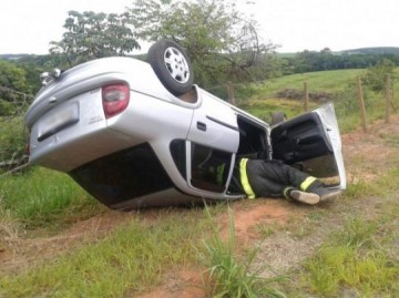 Homem fica ferido ap�s perder o controle da dire��o e capotar ve�culo em Osvaldo Cruz