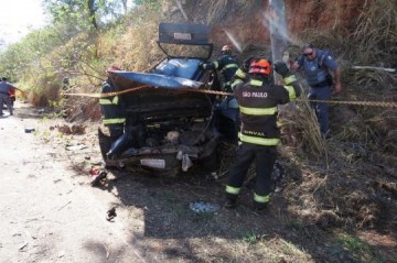 Motorista perde o controle da dire��o, bate em barranco e carro capota em estrada vicinal em Dracena