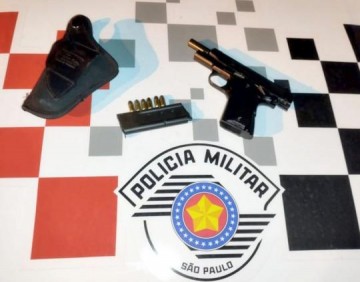 Pol�cia Militar prende indiv�duo com pistola em Bastos