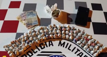 Com 100 por��es de maconha escondidas no bolso da blusa, jovem � preso por tr�fico de droga em Irapuru