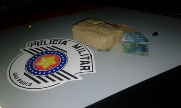 Pol�cia prende em Luc�lia traficante com um tijolo de maconha e dinheiro