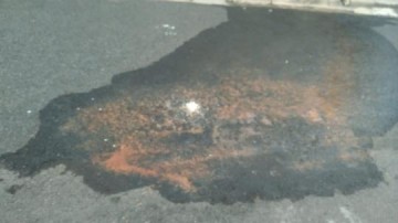 EU REP�RTER - Internauta reclama de buraco aberto por vazamento de �gua