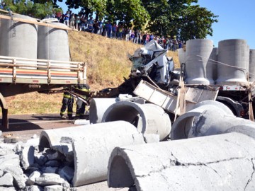 Acidente com caminh�es mata uma pessoa na Rondon: motorista vinha para Osvaldo Cruz