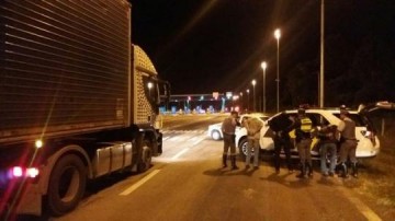 Sequestro de caminh�o carregado com 1,3 mil pneus termina em persegui��o em Santa Cruz do Rio Pardo