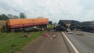 Batida entre caminh�es deixa dois mortos em rodovia de Pen�polis