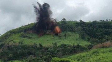 V�DEO: Concession�ria EIXO faz implos�o de rocha com risco de desmoronar sobre rodovia