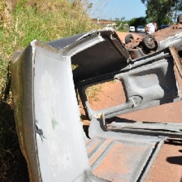 Utilit�rio cruza rodovia e causa capotamento em PP