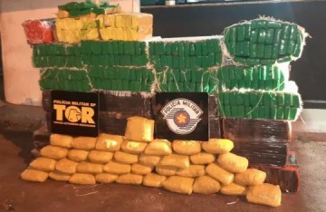 Fiscaliza��o apreende meia tonelada de maconha e skank escondida em caminh�o de mudan�a, em In�bia Paulista