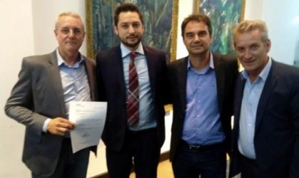 Prefeitos de Parapu�, Gilmar Martin Martins (atual presidente da entidade), e de Rin�polis, Jos� Ferreira de Oliveira Neto, e o deputado Ed Thomas durante encontro secret�rio Marco Vinholi (Foto: Divulga��o)
