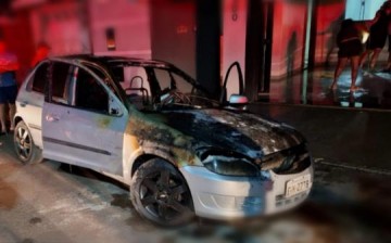 PARAPU�: Inc�ndio em ve�culo no centro da cidade impressiona