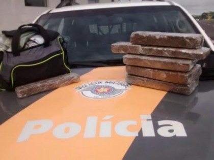 Droga era transportada por passageira de nibus abordada em Presidente Prudente (Foto: Cedida/Polcia Militar Rodoviria)