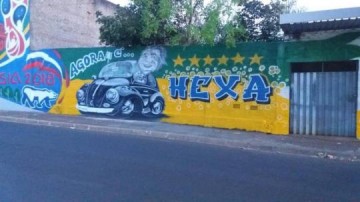 Hexa e homenagem ao Fusc�o Preto: Vila Esperan�a conclui pintura de muro