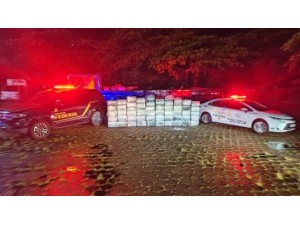 Motorista de caminho  preso por transportar 1,3 tonelada de maconha, em Adamantina
