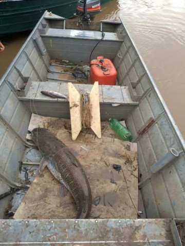 Pescadores abandonam barco no Rio Aguape� e fogem de abordagem policial durante a Opera��o Piracema