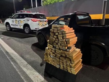 Fiscaliza��o apreende 135 tabletes de maconha escondidos em fundo falso de picape, em Pres. Prudente