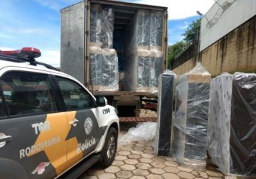 Carga de 12,5 mil ma�os de cigarros contrabandeados � apreendida em caminh�o na SP-284