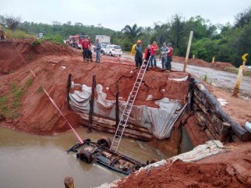 Caminhonete cai em c�rrego da vicinal que liga Bastos a Rodovia SP-425