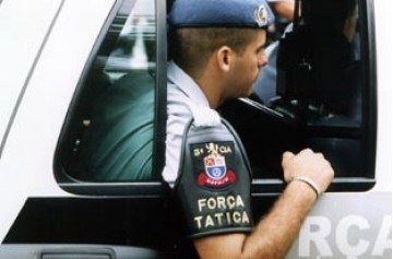 For�a T�tica prende homem e apreende droga