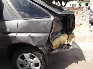 Ve�culos colidem e tr�s se ferem em Adamantina