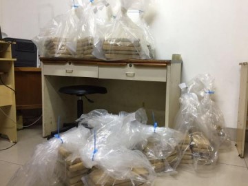 Homem � preso em flagrante por tr�fico com mais de 100 kg de maconha em caminh�o