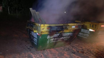 Inc�ndio em ca�amba exp�e risco de trag�dia na regi�o da Vila Esperan�a