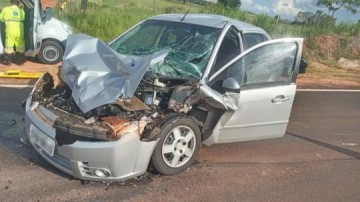 Batida entre carro e caminh�o deixa duas pessoas feridas em rodovia entre Osvaldo Cruz e Sagres