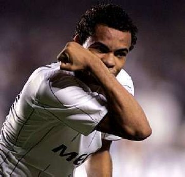 Dentinho vence duelo particular e diz que Neymar "pagar� jantar"