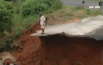 Quintana: eros�o 'engole' asfalto na rodovia SP-294