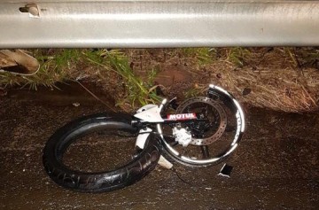 Motociclista e garupa de Flora Rica morrem ap�s bater no guard-rail de rodovia pr�ximo a Mar�lia