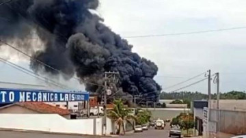 Inc�ndio em empresa mobiliza for�as de seguran�a em Adamantina