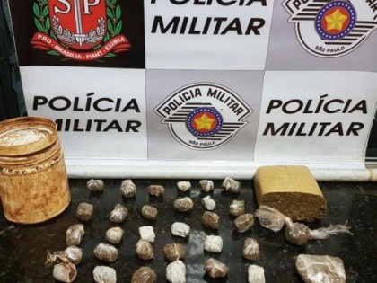 Droga foi encontrada em geladeira e em terreno (Foto: Polcia Militar/Divulgao)