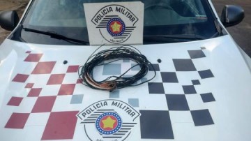 Pol�cia Militar flagra furto de fios na Pra�a da Bandeira em Salmour�o