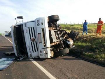 Carreta tomba na Rodovia Raposo Tavares, em Santo Anast�cio