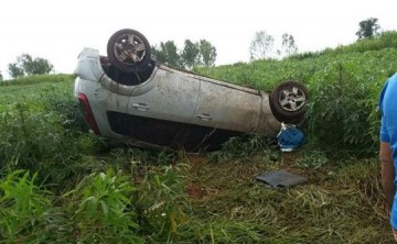 Capotamento fere duas pessoas na SP-294, em Iacri