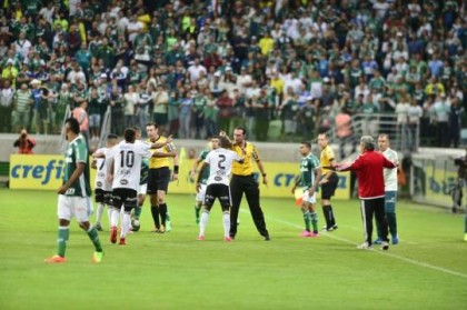 Palmeiras foi eliminado dentro de casa pela Ponte nas quartas do ano passado (Foto: Marcos Ribolli)