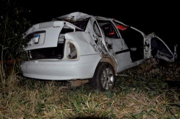 Mulher capota ve�culo e foge em Rin�polis