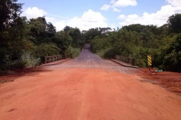 Prefeitura trabalha e libera vicinal entre Bastos e Tup�