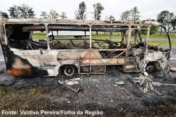 �nibus da prefeitura de Birigui pega fogo na Rondon