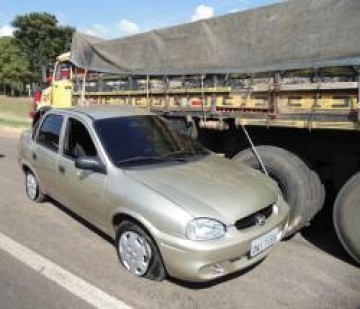 Acidente entre carro e caminh�o no trevo da FAI em Adamantina deixa dois feridos