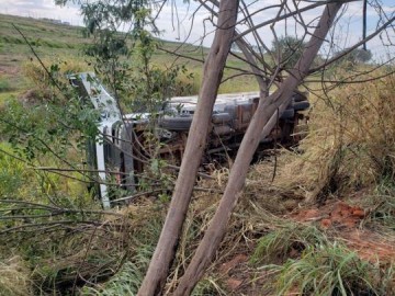 PARAPU�: Caminh�o vai parar fora da pista e tomba em barranco na Rodovia Assis Chateaubriand