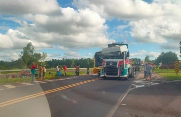 Acidente entre �nibus e caminh�o deixa quatro feridos em Parapu�