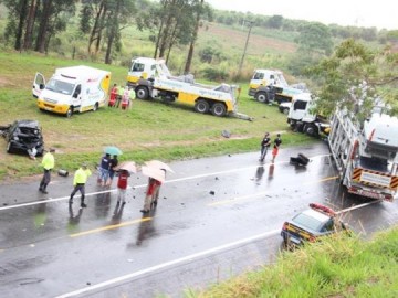 Mulher � arremessada de ve�culo em acidente na BR-153 em Mar�lia