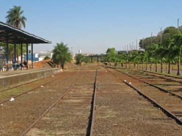 Moradores da Vila Santa Helena dizem que foram procurados por funcion�rios da Rumo por terem invadido �rea da linha f�rrea e ter�o que mudar muros