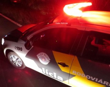 Acidente envolvendo duas motos deixa dois homens feridos na Rodovia Jo�o Ribeiro de Barros (SP-294) em Fl�rida Paulista