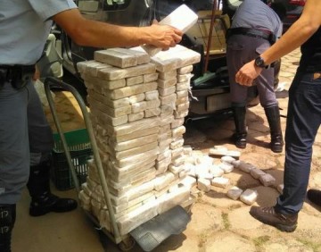 Fiscaliza��o apreende carga de maconha escondida em portas e assoalho de ve�culo