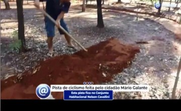 V�DEO: Pai constr�i com enxada espa�o para filho brincar com amigos no bairro Nelson Cavalini
