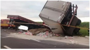 Homens morrem em acidente entre caminh�es na Rodovia Assis Chateaubriand