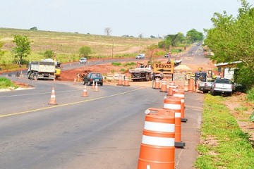 Risco de desmoronamento interdita rodovia Comandante Joo Ribeiro de Barros em Tupi Paulista